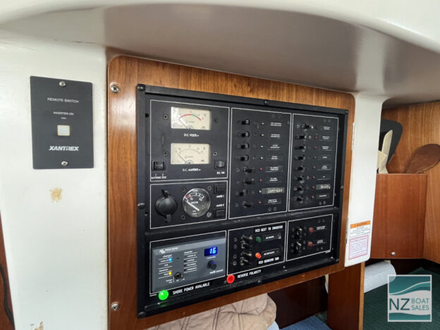 ELLAN VANNIN: Beneteau Oceanis 40 Centre Cockpit Sloop - Image 22