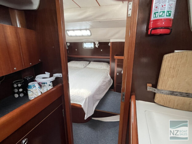 ELLAN VANNIN: Beneteau Oceanis 40 Centre Cockpit Sloop - Image 30