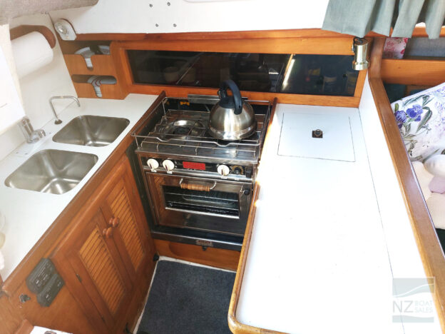TE TUI: Well Equipped 1986 Raven 31 - Image 10