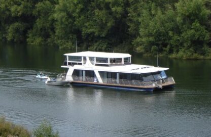 DISCOVERY 1: Luxury 72ft Waikato River Boat in Charter