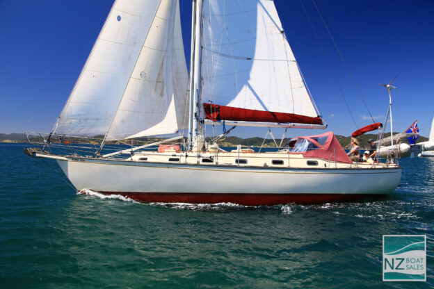 KAMA LUA: Island Packet 44 - Image 4