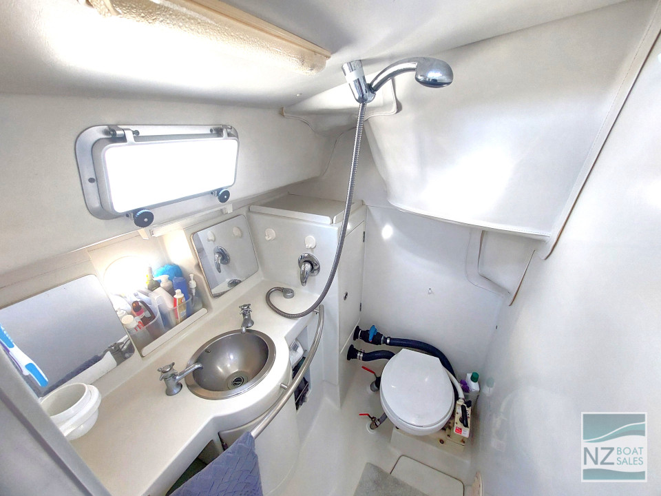 Fait Accompli: very tidy 1990 Beneteau Moorings 38 - Image 18