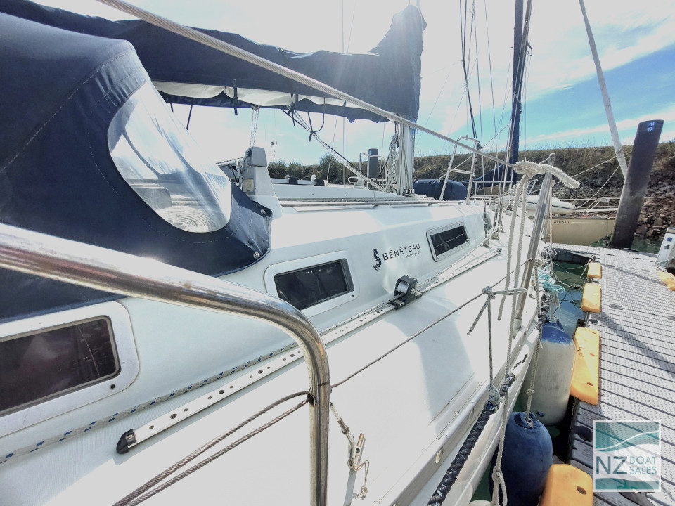 Fait Accompli: very tidy 1990 Beneteau Moorings 38 - Image 3