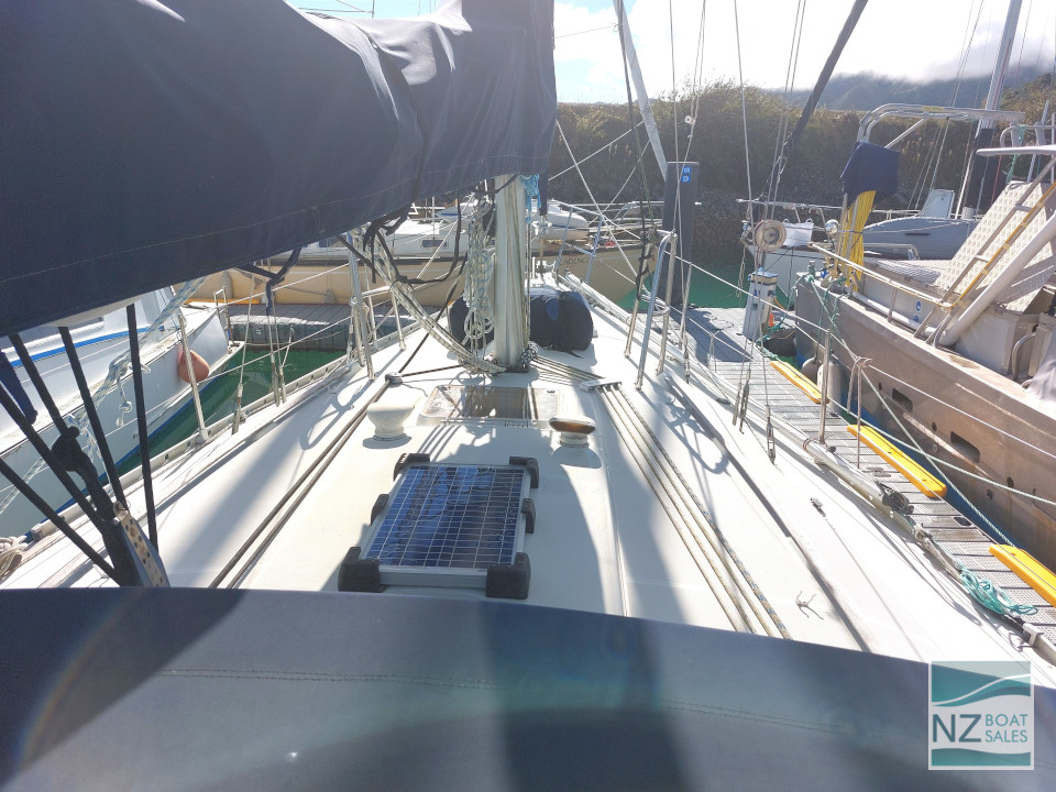 Fait Accompli: very tidy 1990 Beneteau Moorings 38 - Image 7