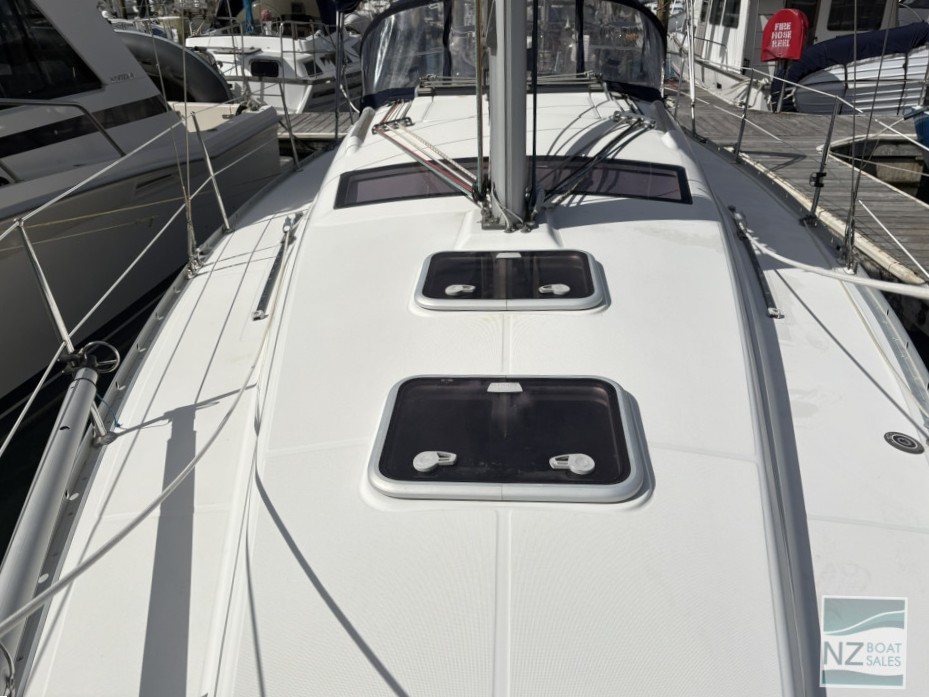 Beneteau Oceanis 323 — Versatile Cruising and Club Racing - Image 11