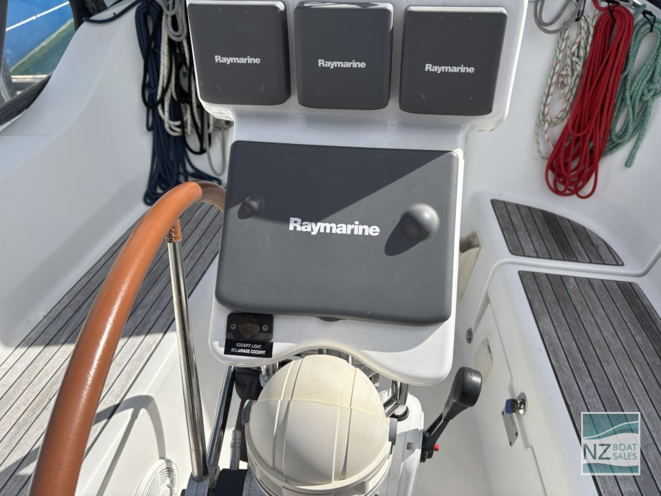 Beneteau Oceanis 323 — Versatile Cruising and Club Racing - Image 12