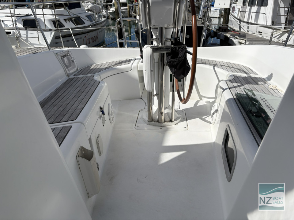 Beneteau Oceanis 323 — Versatile Cruising and Club Racing - Image 13