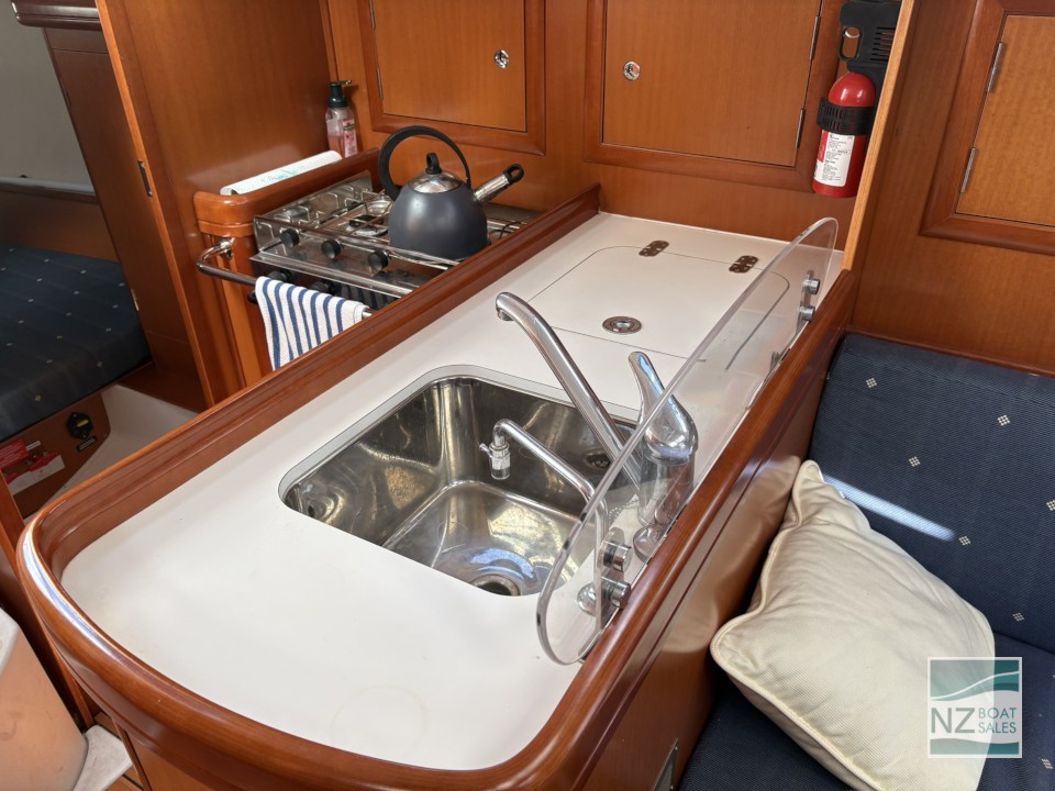 Beneteau Oceanis 323 — Versatile Cruising and Club Racing - Image 14