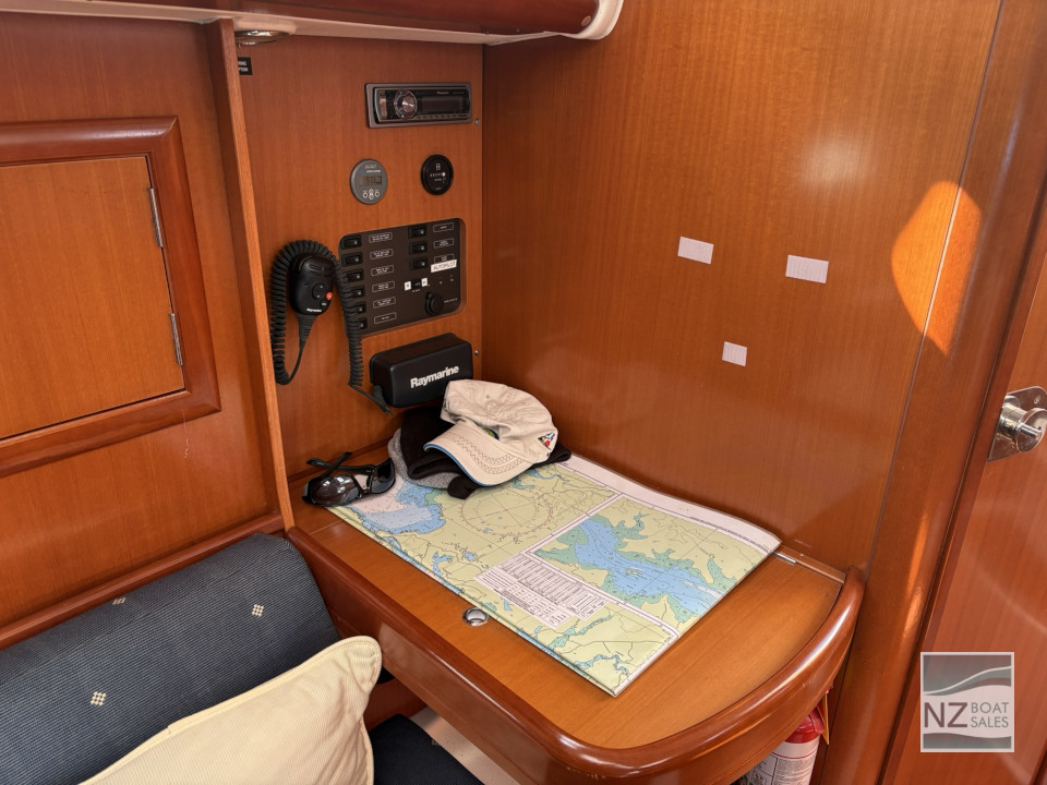 Beneteau Oceanis 323 — Versatile Cruising and Club Racing - Image 15
