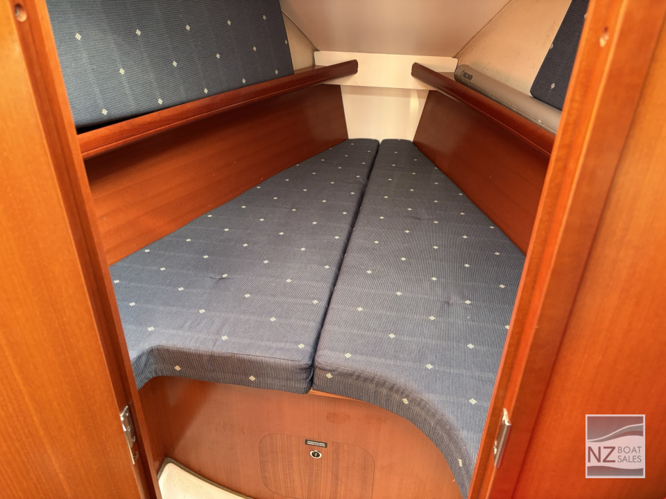 Beneteau Oceanis 323 — Versatile Cruising and Club Racing - Image 16