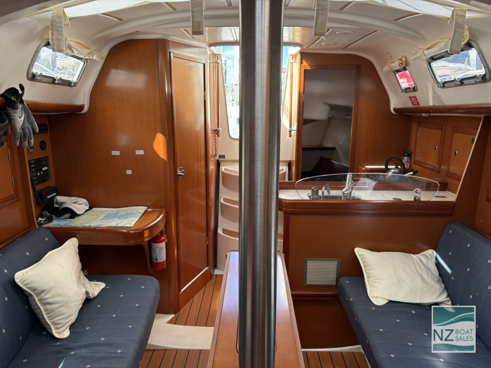 Beneteau Oceanis 323 — Versatile Cruising and Club Racing - Image 17