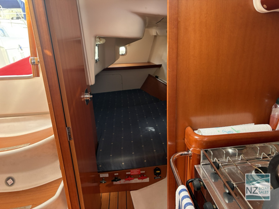 Beneteau Oceanis 323 — Versatile Cruising and Club Racing - Image 18
