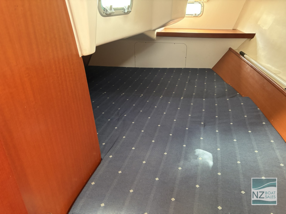 Beneteau Oceanis 323 — Versatile Cruising and Club Racing - Image 19