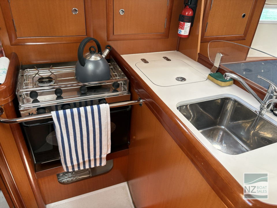 Beneteau Oceanis 323 — Versatile Cruising and Club Racing - Image 20