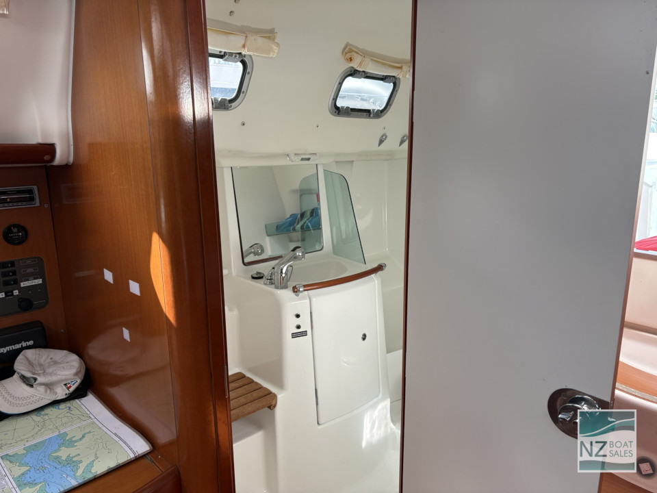 Beneteau Oceanis 323 — Versatile Cruising and Club Racing - Image 21