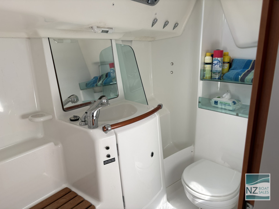 Beneteau Oceanis 323 — Versatile Cruising and Club Racing - Image 22