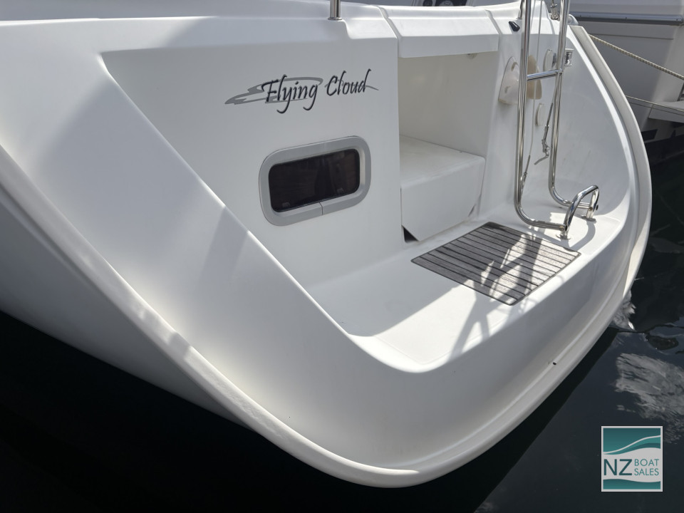 Beneteau Oceanis 323 — Versatile Cruising and Club Racing - Image 3