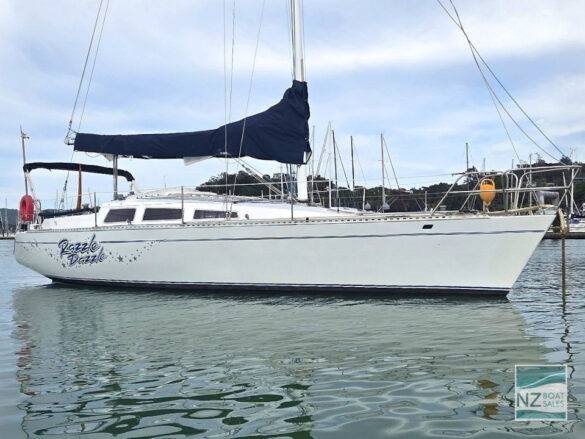 Razzle Dazzle – Farr 1104 club racer and family cruiser