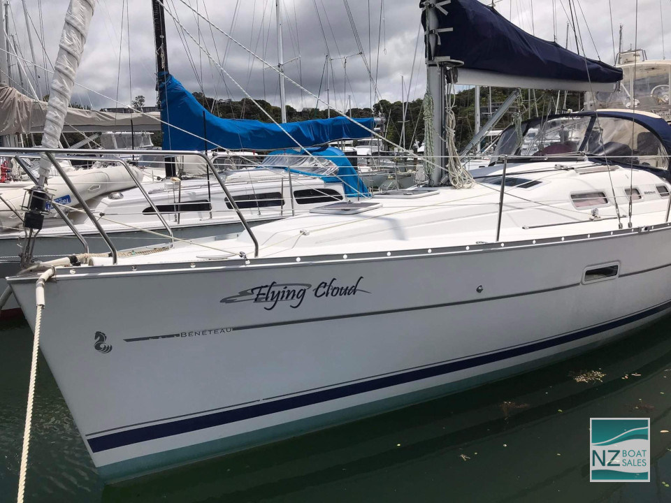 Beneteau Oceanis 323 — Versatile Cruising and Club Racing - Image 2