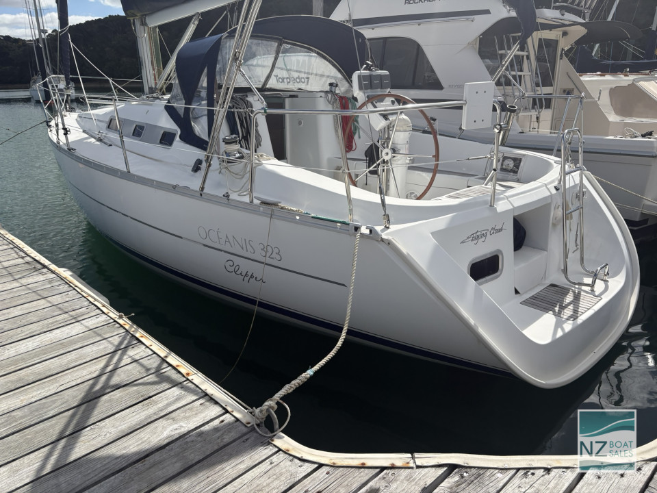 Beneteau Oceanis 323 — Versatile Cruising and Club Racing - Image 4