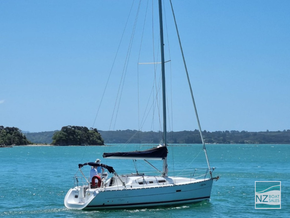 Beneteau Oceanis 323 — Versatile Cruising and Club Racing - Image 25