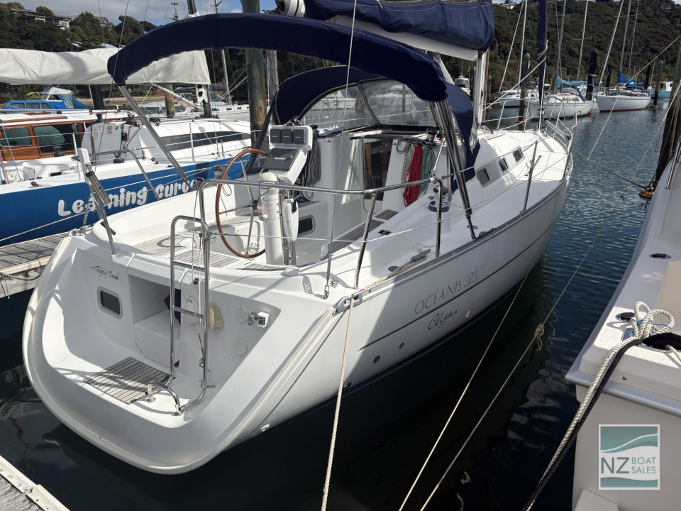 Beneteau Oceanis 323 — Versatile Cruising and Club Racing - Image 5