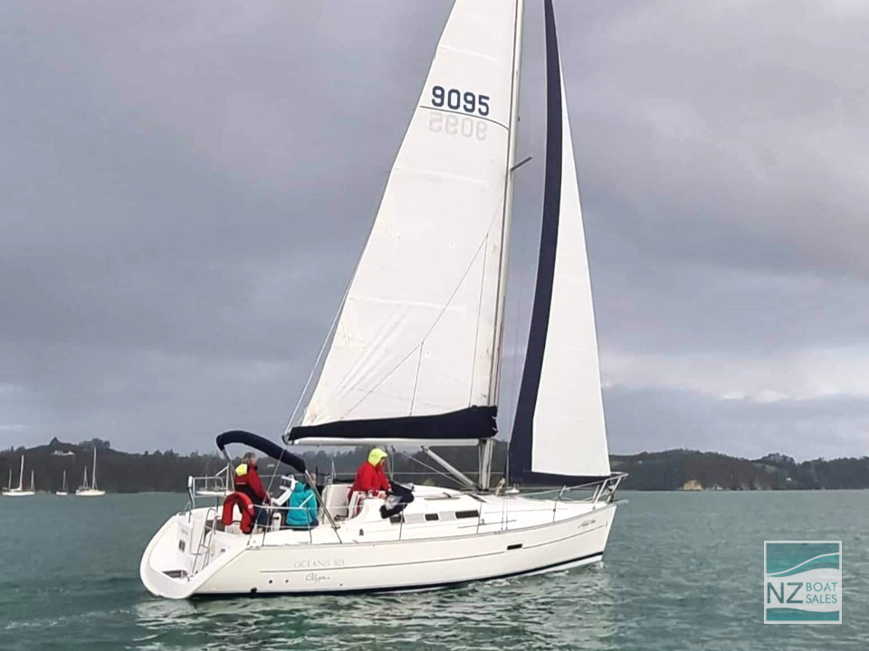 Beneteau Oceanis 323 — Versatile Cruising and Club Racing - Image 26