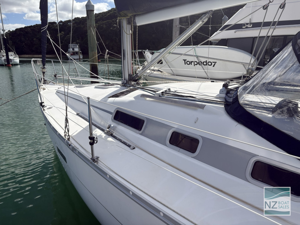 Beneteau Oceanis 323 — Versatile Cruising and Club Racing - Image 6