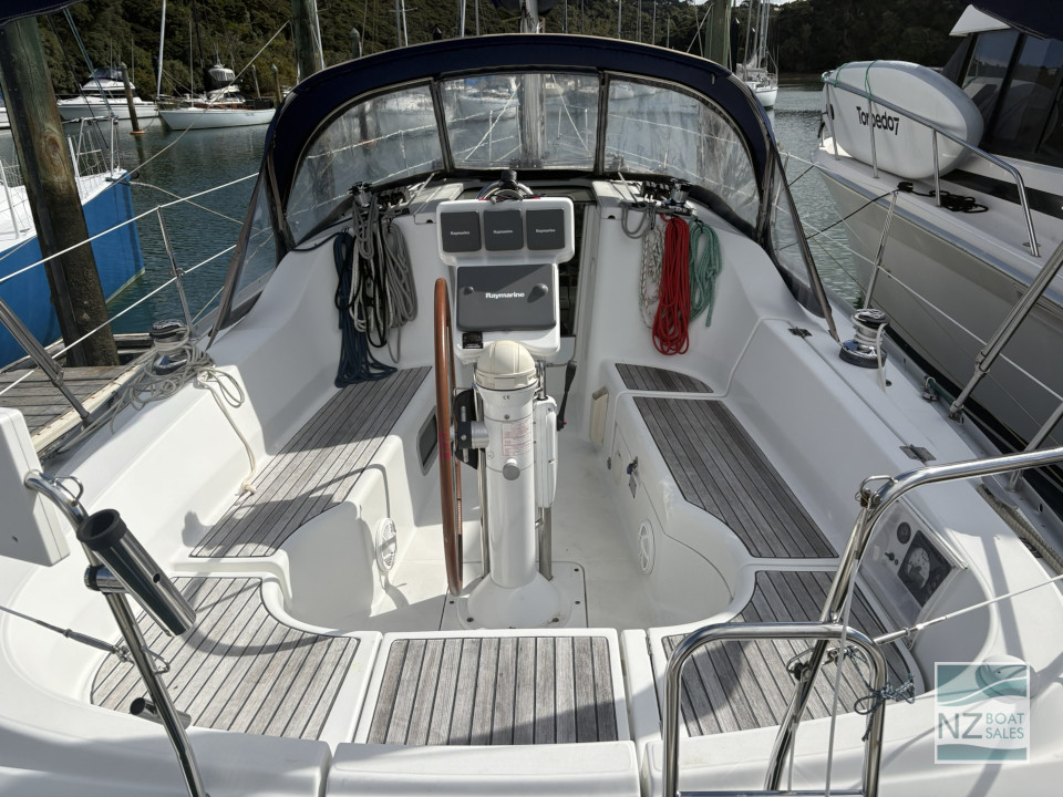 Beneteau Oceanis 323 — Versatile Cruising and Club Racing - Image 7