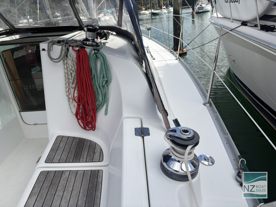 Beneteau Oceanis 323 — Versatile Cruising and Club Racing - Image 8