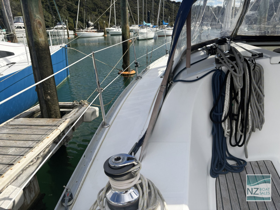 Beneteau Oceanis 323 — Versatile Cruising and Club Racing - Image 9