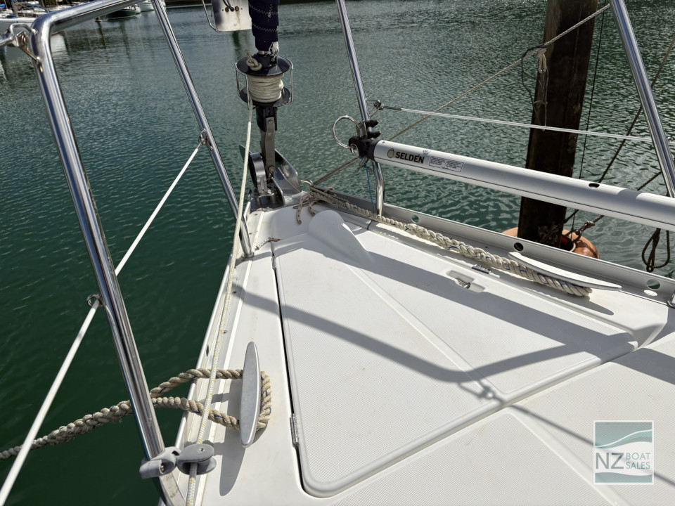 Beneteau Oceanis 323 — Versatile Cruising and Club Racing - Image 10